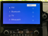 多彩な機能を備え、快適なドライブをサポートします。ラジオやBluetooth接続で、お気に入りの音楽を楽しんだり、Miracastに対応しているのも便利です。