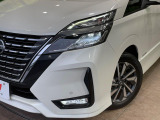 【LEDヘッドライト】悪天候や夜間走行時も良好な視界を確保し安心して運転できる高輝度LEDヘッドライトを装備!点灯速度が早く、消費電力も抑えられています。