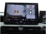 パノラミックビューモニター装備!トップビュー&フロントビュー・車両に取り付けたフロント、サイド、バックカメラの映像を合成して画面上に表示させることで、低速時の運転を補助する装置です。