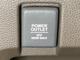 アクセサリーソケットはUSBのアダプターなどをつければ、スマホの充電にも使えます。周辺には物が置けるボックスがついています。