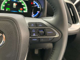 前方の車との車間を設定し、スピードを上げたり緩めたりを自動で行ってくれる追尾式の「レーダークルーズ」。上級装備の一つです!高級車にしかつかない嬉しい機能です。