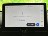 お気に入りの音楽を、高音質で楽しめます。Bluetooth接続でスマートフォンと連携すれば、さらに豊富な音楽ソースに対応。快適なドライブを演出します。
