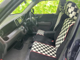 運転しやすい視界と、操作しやすい配置が魅力のドライバーシート。チェック柄のシートカバーが、室内空間を明るくします。