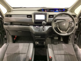 車内は光触媒抗菌消臭施工済です。インパネ周りはスタイリッシュなデザインで機能や装備も充実しています。グローブボックスやカップホルダーのほかにトレーなどたくさんの収納スペースが付いています。
