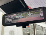 スマートルームミラーが付いております。後席に人が乗車した時や沢山の荷物を積んだ時もバックミラーの視界が遮られる事無く見えるので便利です♪