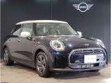 MINIのフロントグリルのデザインはイギリスで生まれた当初から、シルバーのサイドバーが折り重なった伝統的なデザインで御座います。その伝統はBMWのお車になってからでも少しずつ形を変えて守られております