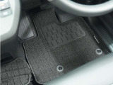 Honda認定中古車に新品の純正フロアマットを装着しました。気分よくドライブをお楽しみいただけます♪