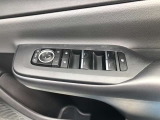 電動格納式ドアミラー付き。 狭い駐車場へ停めた時に、ボタン1つで左右のミラーをたたむ事ができます。