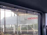 後席には、日射しのさしこみをやわらげてくれるロールサンシェイドが付いています。