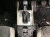 「e:HEV」は、モーター走行を中心にしながら電気エネルギーやエンジン動力を最も効率よく使い分けることができる賢いハイブリッドシステムです。サイドブレーキはスイッチ操作の電子制御パーキングブレーキです