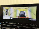 パノラミックビューモニターを装備。駐車場や交差点でクルマを真上から見るように周囲を確認できます。機能の詳細は販売店スタッフまでおたずねください。