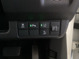 ハンドルの右側にはヘットライトリベライザーとHondaセンシング用のメインスイッチがついています。ヘッドライトリベライザーは道路状況や積荷の加重に応じてライトの高さを調節できます。