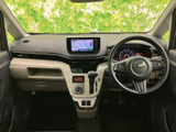運転席からの視界は良好。操作しやすい配置で、快適なドライビングをサポートします。広々とした空間です。