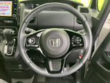 握りやすいステアリングは、運転の操作性を高めます。スムーズなハンドリングで、快適なドライビングをサポートします。