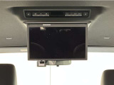 &rdquo;お子様がご機嫌斜めな時は後席モニターの出番!お気に入りのDVDを流せば渋滞や長距離移動もみんな快適♪もちろん、お子様だけでなく大人グループでお出かけの時にも◎後部座席に乗る人も退屈せずに過ごせます!