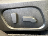 【運転席パワーシート】スイッチ一つで簡単にシートの微調整が可能!電動だから力もいりません!快適なシートポジションにセットして、快適なドライブをお楽しみください。