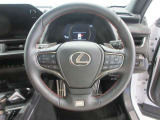 ステアリングから手を離さず、運転に集中したままオーディオ等の操作や安全装置の設定などが行えます。