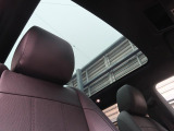 開放感あふれるガラスルーフを装備。車内に自然光を取り込み、より上質で快適なドライブをお楽しみいただけます。