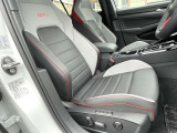メーカーオプションのフルレザーシートパッケージです。運転席および助手席にはシートヒーターおよびシートに涼しい風を送るシートベンチレーターも装備、1年を通して常に快適な環境を提供するアイテムです。