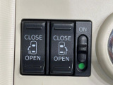【両側パワースライドドア】スマートキーや運転席のスイッチで後席両側スライドドアの開閉が可能♪電動だから力を入れてドアを開ける必要が無く、小さなお子様でも簡単に開け閉めでき快適です♪
