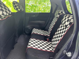 後席からの眺めも良好で、同乗者も快適に過ごせます。チェック柄のシートカバーが、車内を華やかに彩ります。