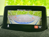 後方の状況を安全に確認できるモニター。駐車時の不安を軽減し、スムーズな車庫入れをサポートします。駐車の苦手な方にもおすすめです。