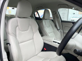 VOLVOのシートは人間工学に基づいた設計となっており長時間の運転でも疲れにくいと定評があります。