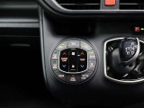 左右独立温度コントロールフルオートエアコンです。運転席、助手席それぞれで独立して温度設定ができます。冷え性の方が乗っても安心ですね♪