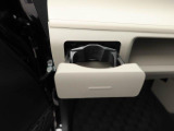 カップホルダーは運転席や助手席からちょうど手の届く位置です!!
