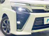 【LEDヘッドライト】悪天候や夜間走行時も良好な視界を確保し安心して運転できる高輝度LEDヘッドライトを装備!点灯速度が早く、消費電力も抑えられています。