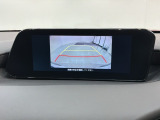 リバースギアに入れるだけで後方の表示へ切り替わります。夜間や雨の日の駐車も楽になりますよ。