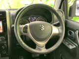 握りやすいステアリング形状で、快適なドライビングをサポート。操作性にも優れ、運転姿勢を自然に保てます。