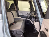 【ベンチシート】運転席と助手席の移動もスムーズ!狭い駐車場での乗り降りや、お子様の乗り降りにも便利です。座席の間にコンソールボックスやドリンクホルダーがないため、車内空間が広く感じます。