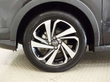 【ホイールカバー】純正なので車に似合うデザインになっていますね。スタッドレスタイヤもご相談下さい。