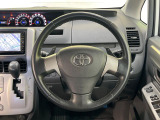 【純正革巻きステアリング】上質な革を使用することで、手にしっかり馴染みとても運転しやすいハンドルです♪