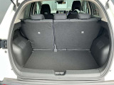 バックドアは大きく開きます。定員乗車時でも十分広いラゲッジスペースを確保しています。