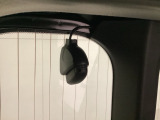 後方にもドライブレコーダーのカメラが付いています。前後両方でお車の周りを監視・記録いたします。