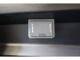 VTR機器やポータブルオーディオ機器などの映像や音声を1本のケーブルで伝送できるVTRも装備しています。通信/給電用USBも備えています。