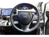 運転中もハンドルでの操作が可能です。特に高速道路等の目が離せない運転時には、便利さだけでなく、安全性も兼ね備えております。