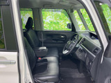 広々とした室内空間が快適なドライブをサポート。運転席からの視界も広く、運転に集中できます。上質な素材が安らぎを与えます。