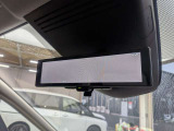 車両後方のカメラ映像をミラー面に表示。同乗者や積載物で後方視界が遮られている場合でも、クリアな視界を確保して安全確認をサポートします。