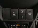 Hondaセンシング用の、VSA(ABS+TCS+横滑り抑制)解除と路外逸脱抑制機能のオンオフスイッチなどはハンドルの右側に装備しています。