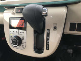 操作しやすいATシフトです。 シフトチェンジを気にしなくていいので運転だけに集中できますね。 自然と手に届くところにある、手になじむ形状のシフトノブがいいですね。