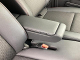 運転席にはアームレストも完備