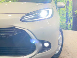 【LEDヘッドライト】悪天候や夜間走行時も良好な視界を確保し安心して運転できる高輝度LEDヘッドライトを装備!点灯速度が早く、消費電力も抑えられています。