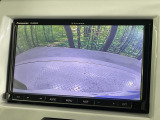【バックカメラ】駐車時に後方がリアルタイム映像で確認できます。大型商業施設や立体駐車場での駐車時や、夜間のバック時に大活躍!運転スキルに関わらず、今や必須となった装備のひとつです!