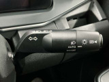 【オートライト】車のセンサーが周囲の明るさを感知し、自動でヘッドライトを点灯・消灯する機能です。この機能は夕暮れ時の交通事故が多い時間帯の安全性を高めてくれます。