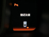 パーキングセンサーシステムは走行中に障害物が迫ると音と表示でお知らせ、低速走行時時の安心感を高めます