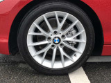BMW純正17インチホイール。洗練されたデザインで、足元の個性を引き立てます。