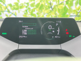 視認性の高いメーターで、運転に必要な情報を的確に把握できます。運転状況を常に確認でき、安全な運転をサポートする頼もしい一台です。洗練されたデザインも魅力です。
